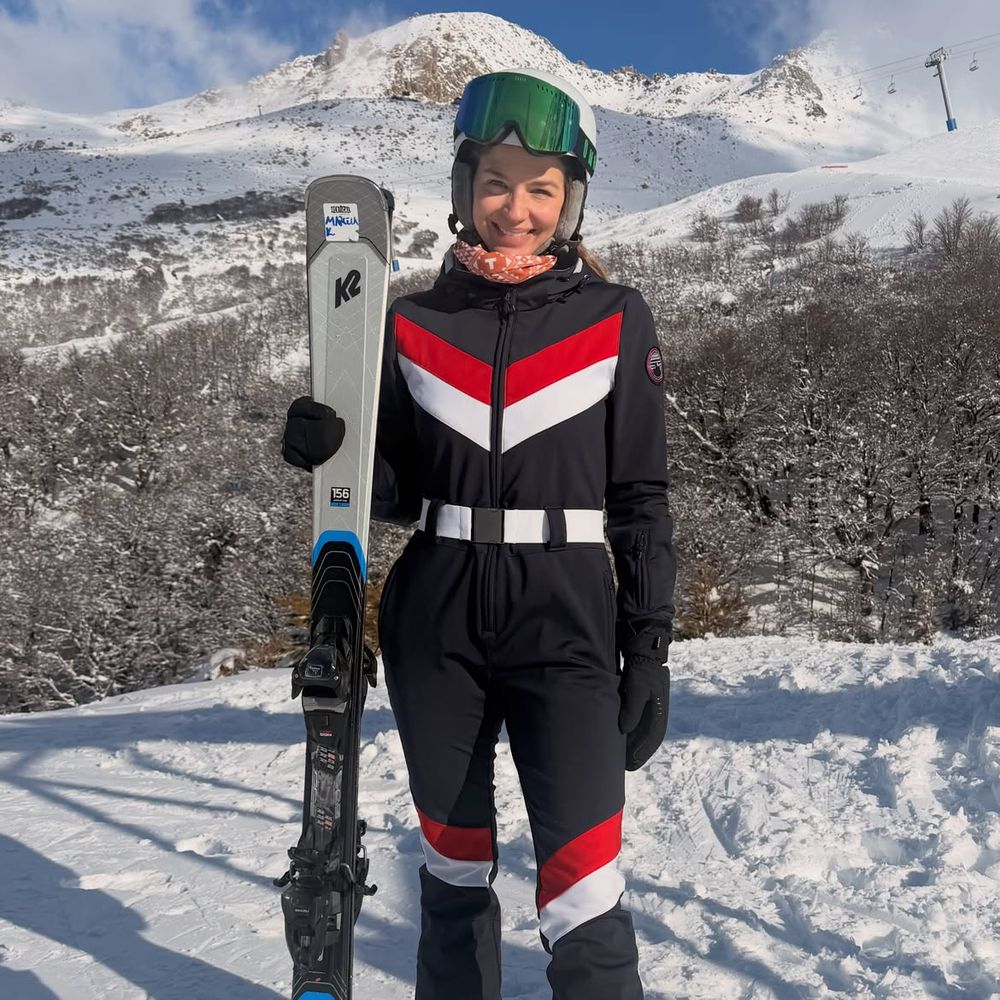 Traje de esquí "color block", cinturón marcado y estilo retro: el impecable look de nieve con el que Marcela Kloosterboer conquistó la montaña