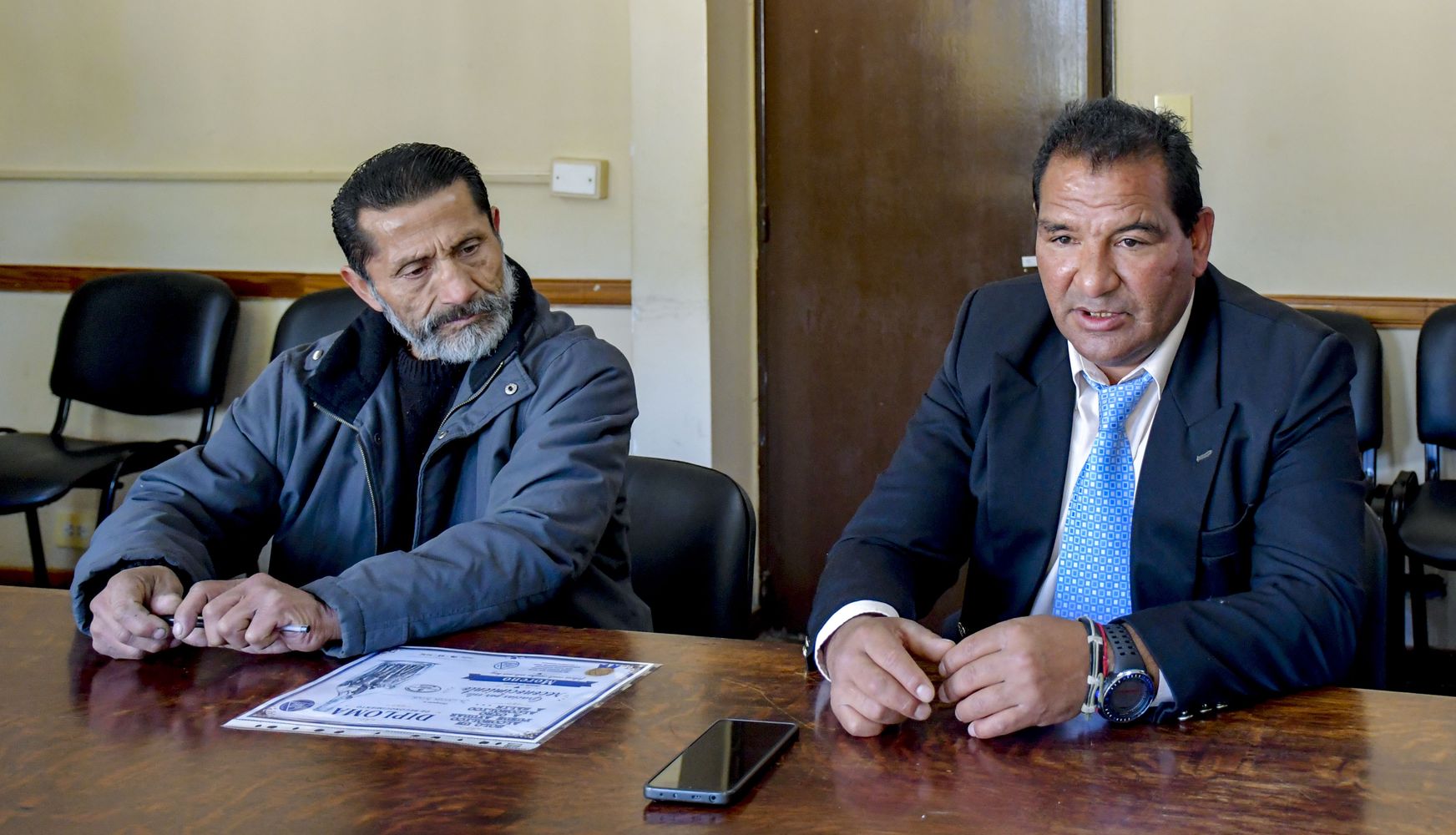 Bernardo Ramos y Sergio Herrera concurrieron al Concejo Deliberante en su carácter de coordinadores del grupo A.A. del barrio Mariano Moreno, para recibir la resolución n° 18/2026, impulsada por la concejal Branda Carabajal.