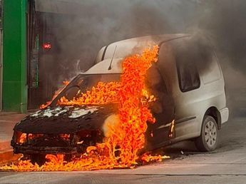 El impactante video de un incendio que destruyó un utilitario en Córdoba
