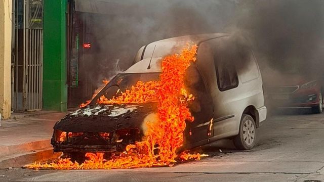 Incendio de un utilitario en Córdoba.