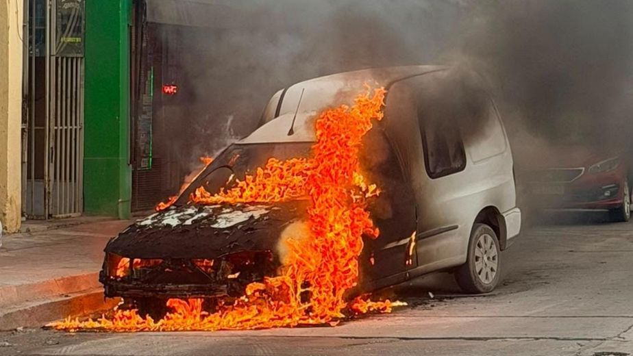 El impactante video de un incendio que destruyó un utilitario en Córdoba