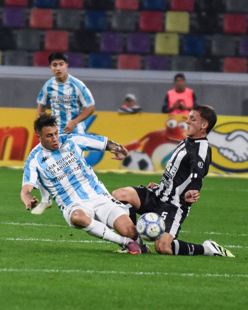 Leandro Díaz marcó dos goles en el complemento y le dio al Decano el triunfo en Santiago del Estero.