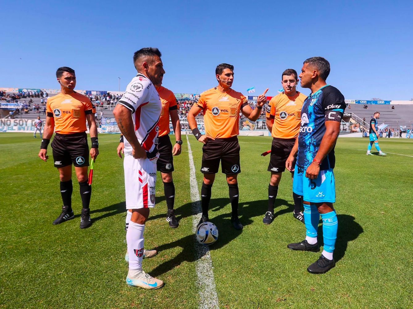 La Primera Nacional estrena este fin de semana un paquete de nuevas reglas de la FIFA, entre las que se destacan el límite de cinco segundos para saques laterales y de arco, restricciones en la comunicación dentro del campo y modificaciones en los procedimientos de sustitución y penales.