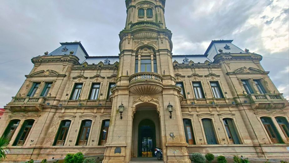 El Municipio aplicó una multa millonaria a Telefónica y Argencobra por incumplimientos en la vía pública