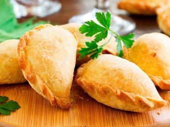 Una famosa cadena de empanadas está transitando horas críticas: 230 cheques rechazados y deudas millonarias