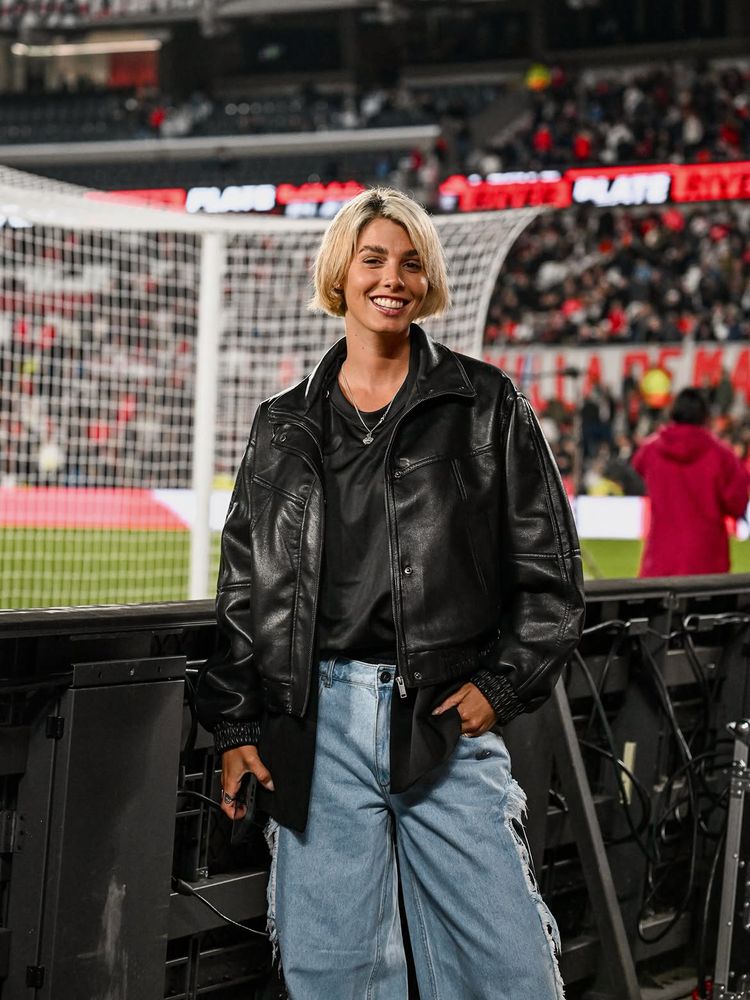 Sara Sklate en la cancha de River