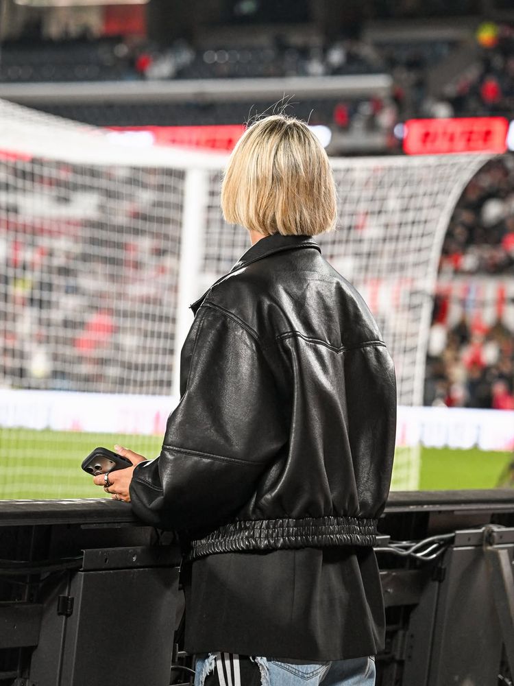 Sara Sklate volvió a la cancha de River Plate y acaparó todas las miradas con su look urbano