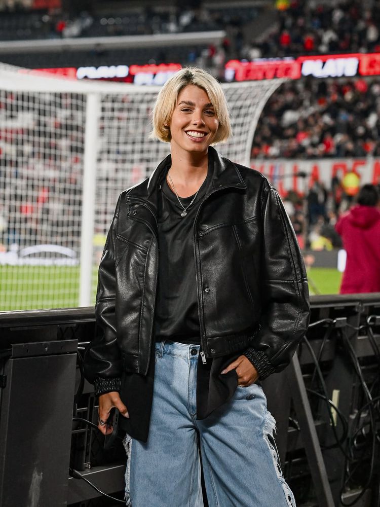 Sara Sklate volvió a la cancha de River Plate y acaparó todas las miradas con su look urbano
