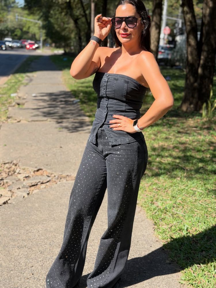 Larissa Riquelme posó con un corset denim y arrasó en Instagram con un look monocromático