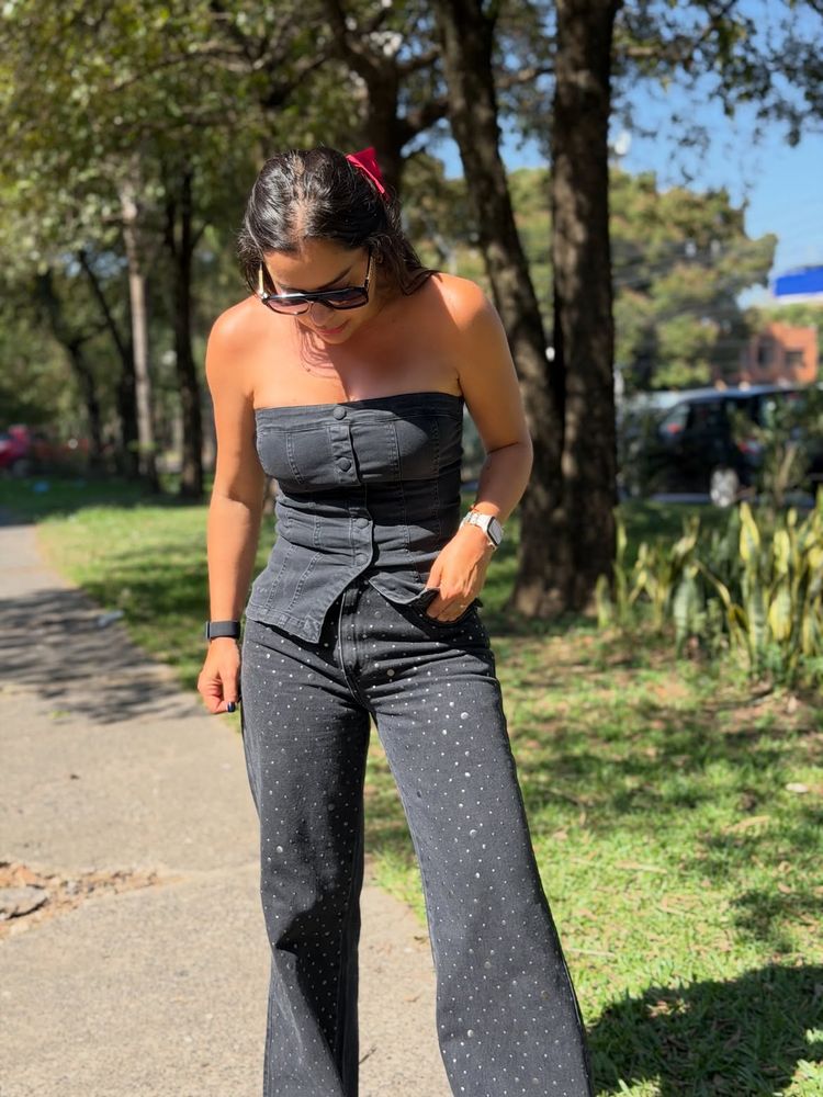Larissa Riquelme posó con un corset denim y arrasó en Instagram con un look monocromático
