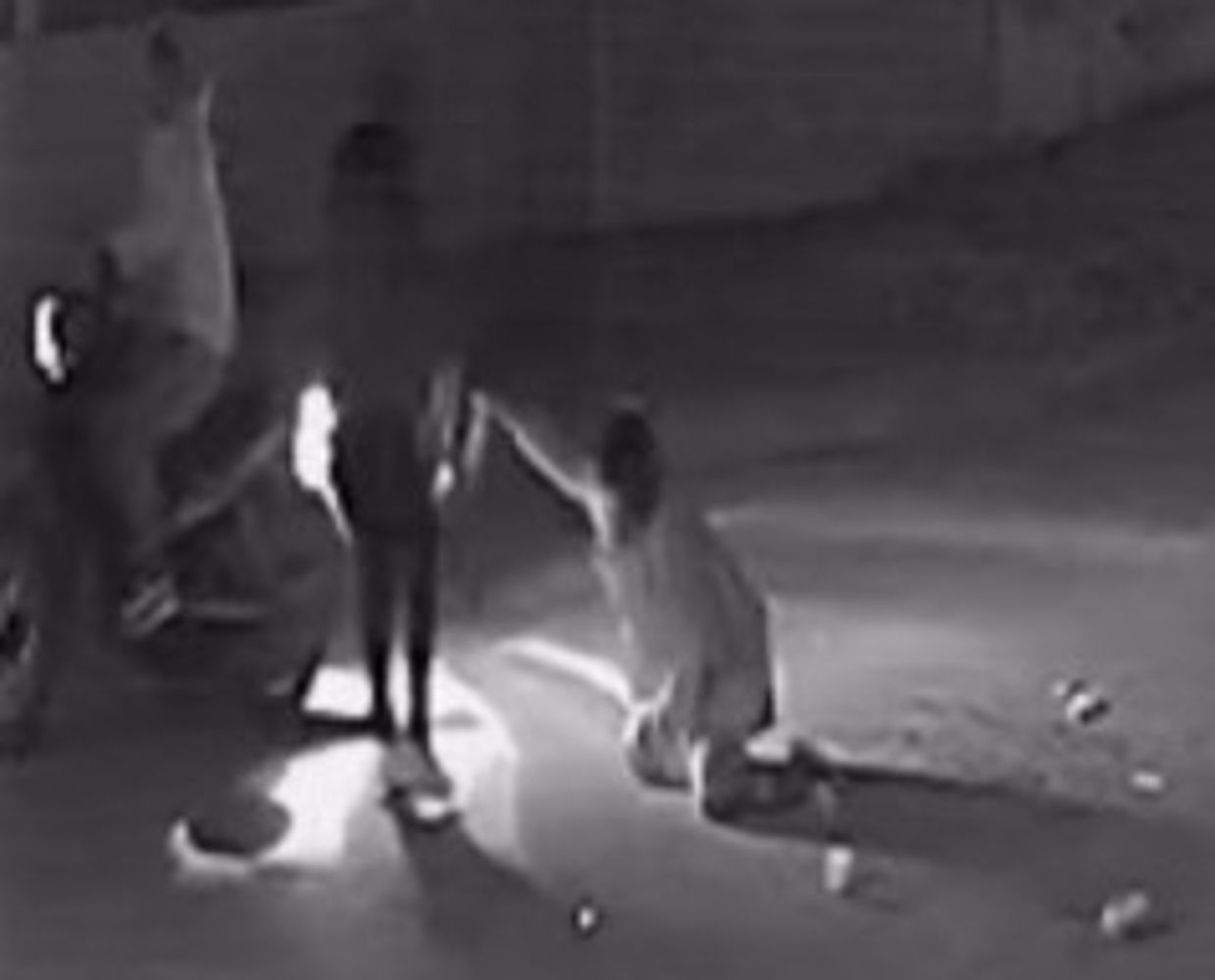 En el video difundido puede verse a los delincuentes arrastrando a la adolescente que se aferraba a su mochila.