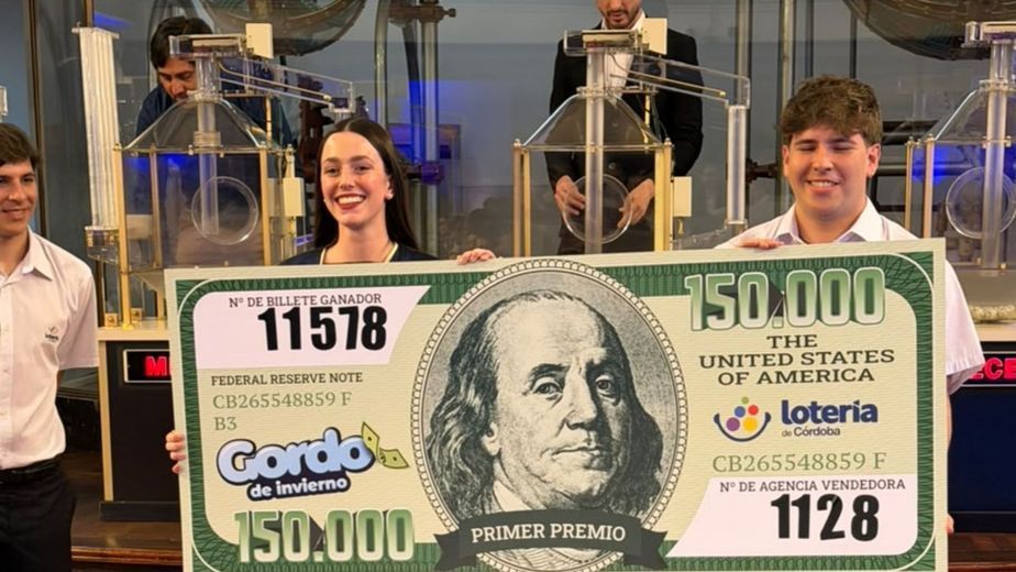 El ganador del Gordo de Invierno de Lotería de Córdoba y su premio en dólares.