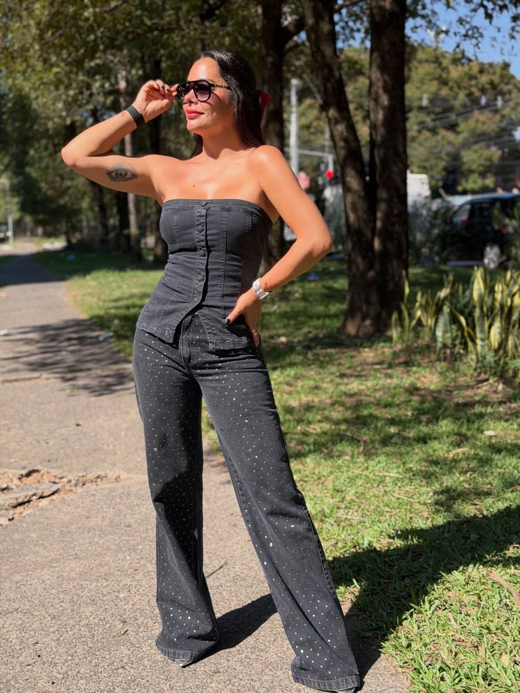 Larissa Riquelme posó con un corset denim y arrasó en Instagram con un look monocromático