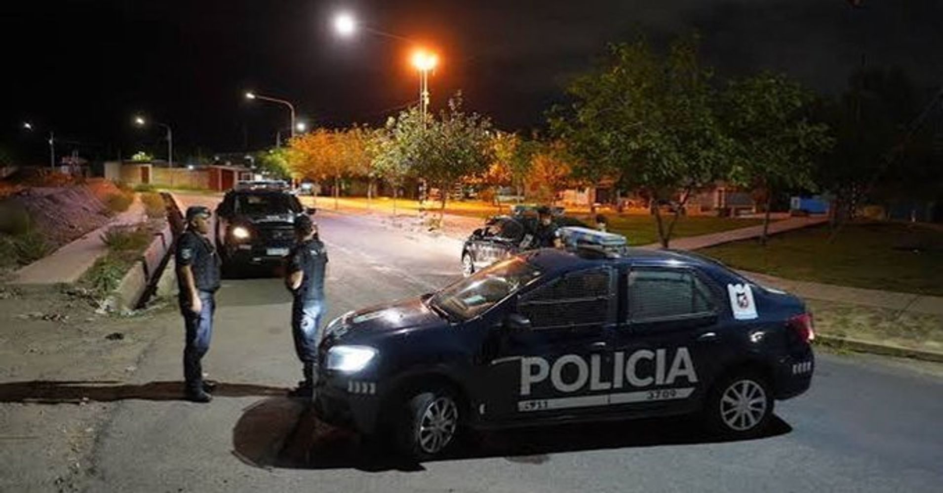 Intentaron incendiar la casa y mataron a machetazos a un joven de 15 años en Mendoza.