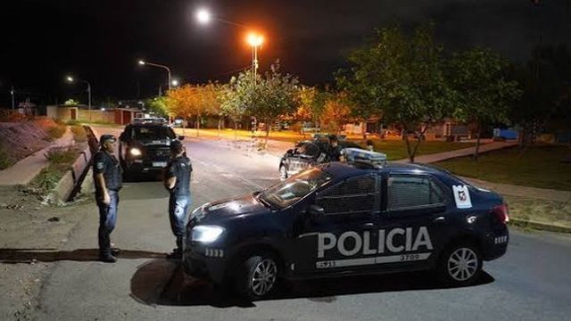 Intentaron incendiar la casa y mataron a machetazos a un joven de 15 años en Mendoza.