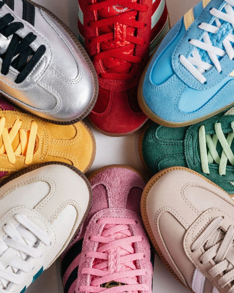 Las zapatillas de colores intensos desplazan a los modelos neutros y se convierten en el accesorio estrella de agosto.