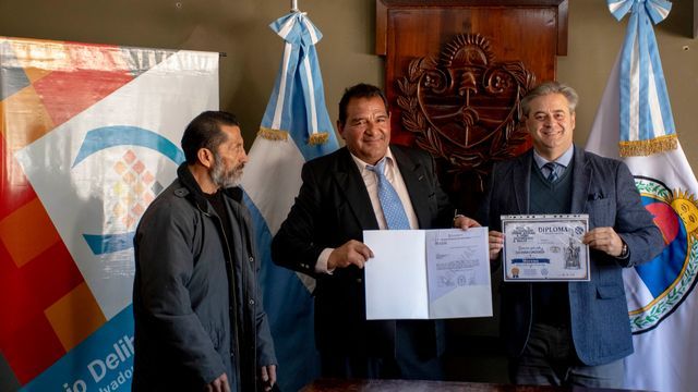 Los coordinadores del Grupo Alcohólicos Anónimos del barrio Mariano Moreno entregaron a su vez al Concejo Deliberante, en la persona de su presidente Gastón Millón, un testimonio de agradecimiento por el apoyo parlamentario a la tarea que despliega la entidad.