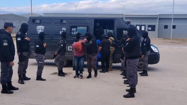 La Policía y el Servicio Penitenciario avanzan en la descompresión de comisarías de la Capital.