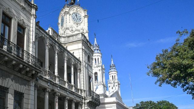 El municipio de Paraná. Anunciaron aumento a municipales.
