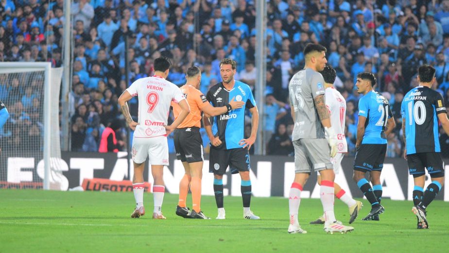 A Belgrano le pasó de todo al final del primer tiempo con Argentinos: roja directa al "Mudo" Vázquez y 1 a 0 abajo