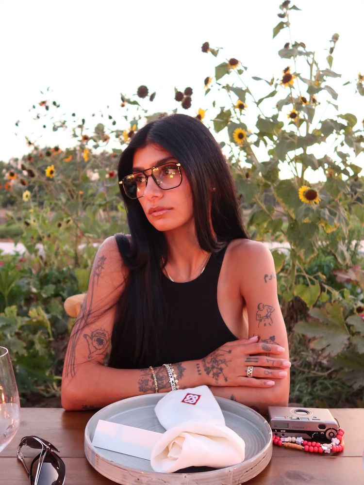Vestido "cut-out", hebilla futurista y estética "sunset glam": la sofisticada velada de Mia Khalifa