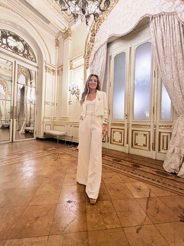 Sastrería "cropped", pantalón palazzo y sobriedad en blanco impoluto: el impecable look de gala institucional de Mariana Brey en la Casa Rosada