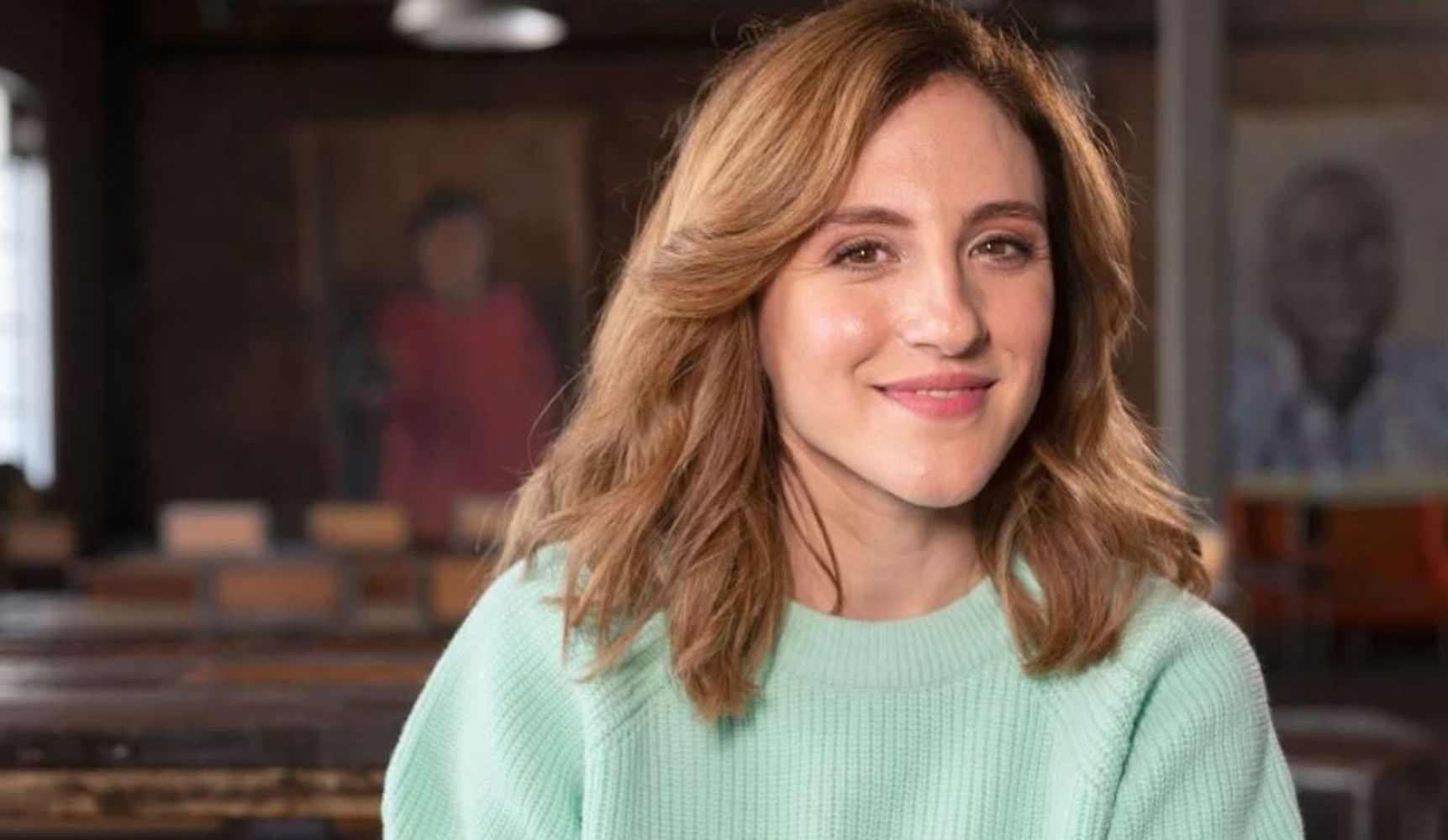 Camisa a rayas con cuello a contraste y pantalón de pinzas: el sofisticado "office look" con el que Carolina Amoroso marcó tendencia desde la redacción