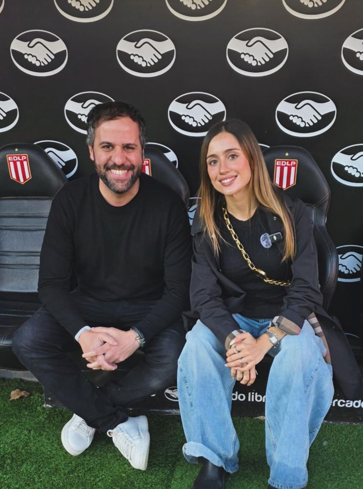 Jean "wide leg", trench con detalles escoceses y botas de cuero: el impecable look "casual chic" de Morena Beltrán en el Estadio UNO