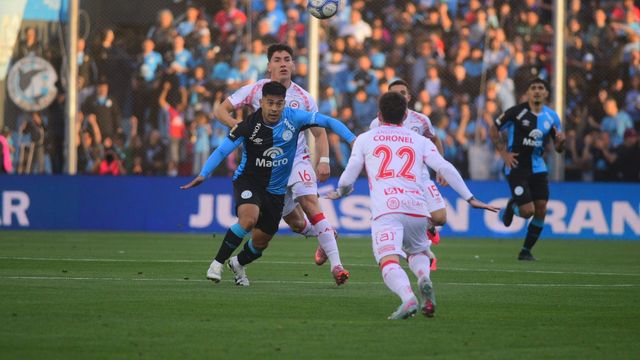 "Uvita" Fernández, goleador de un Belgrano que tendrá agenda apretada.