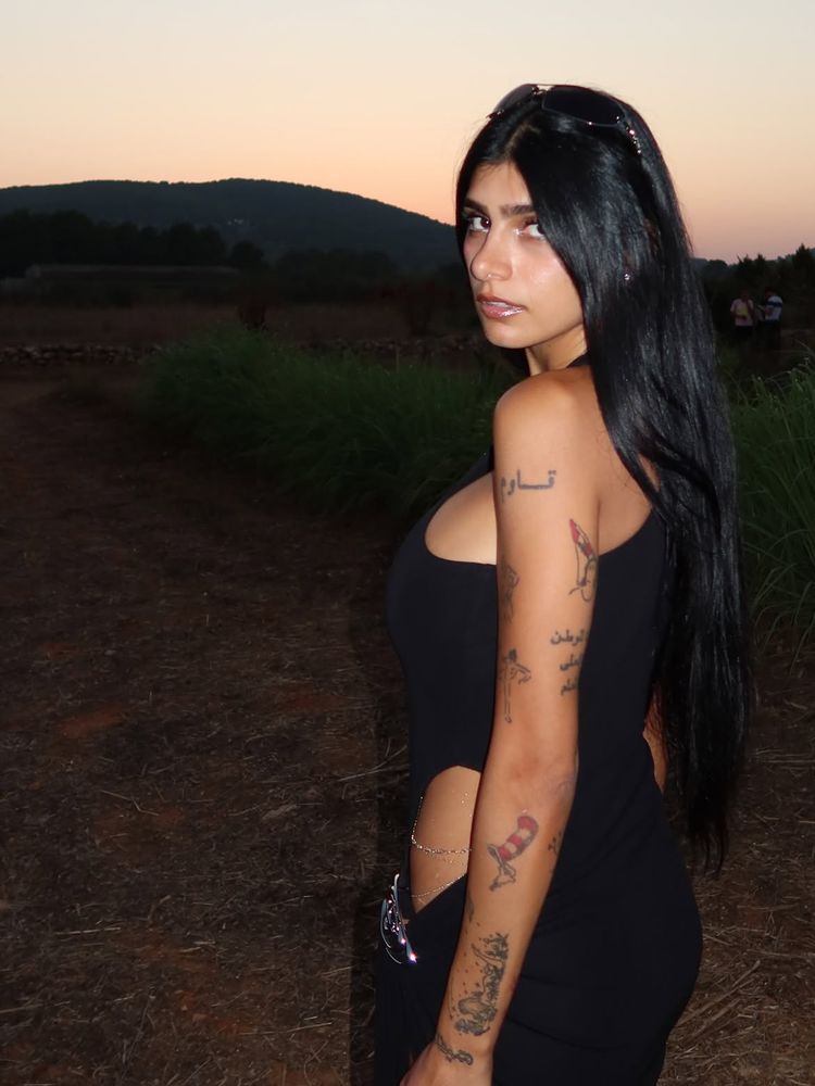 Vestido "cut-out", hebilla futurista y estética "sunset glam": la sofisticada velada de Mia Khalifa