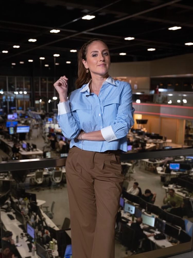 Camisa a rayas con cuello a contraste y pantalón de pinzas: el sofisticado "office look" con el que Carolina Amoroso marcó tendencia desde la redacción