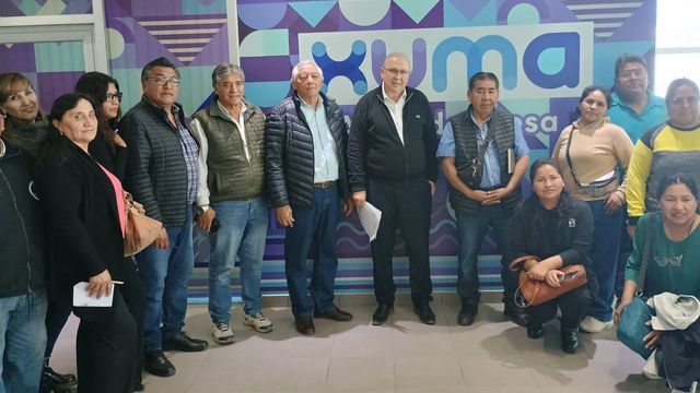 El presidente de Agua Potable de Jujuy, Juan Carlos García, y el intendente de Perico, Rolando Ficoseco, ambos al centro, con los vecinos periqueños en su visita a instalaciones de la empresa estatal.