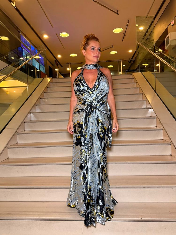 Vestido plisado, estampa abstracta y gargantilla al tono: el sofisticado y brillante look con el que Nancy Pazos cautivó en televisión