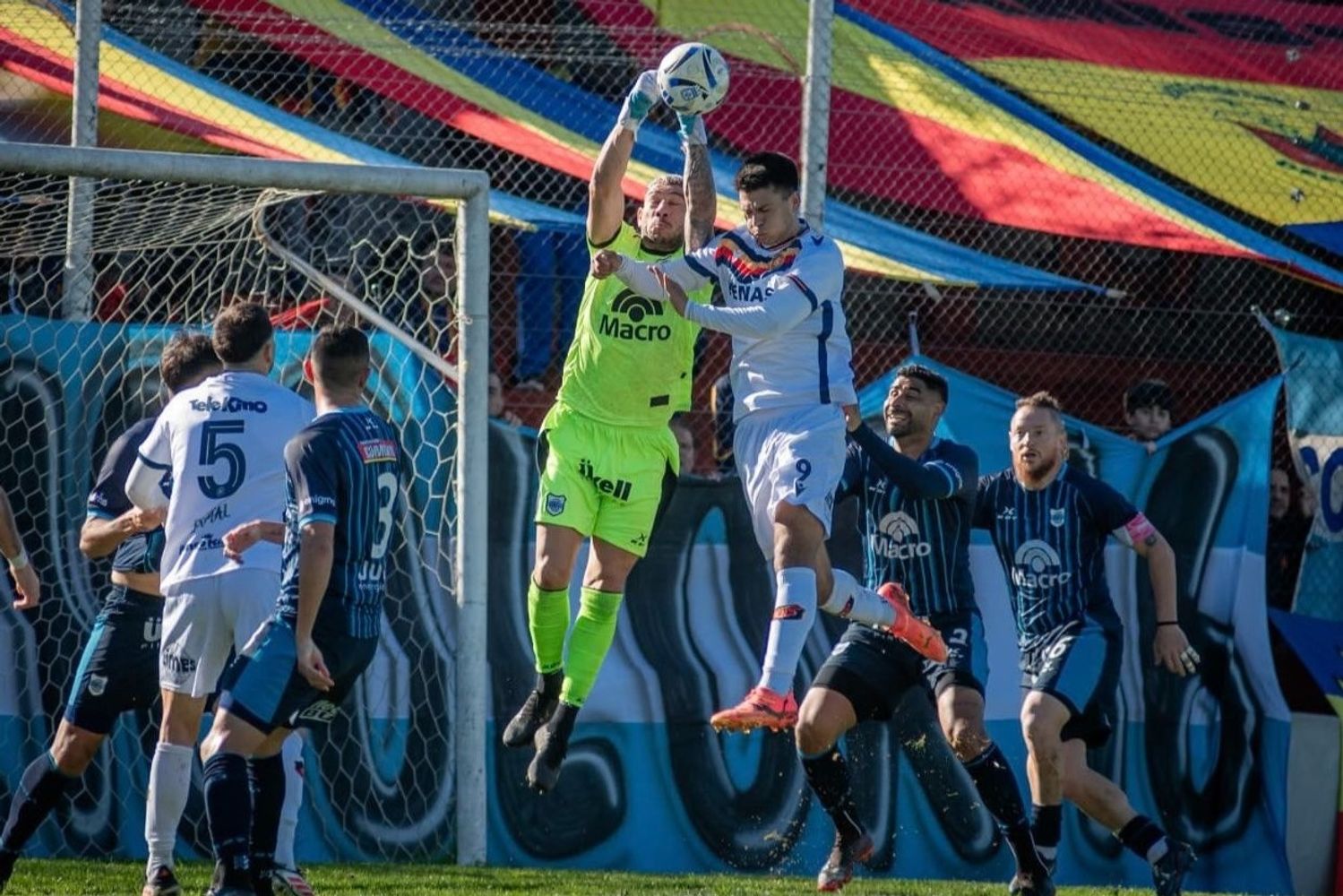 Leonel Ortiz abrió el marcador para Colegiales con un certero cabezazo de córner al inicio del segundo tiempo, en lo que fue el primer golpe de una tarde en la que el conjunto porteño superó ampliamente al puntero de la Zona B en el estadio "Libertarios Unidos".