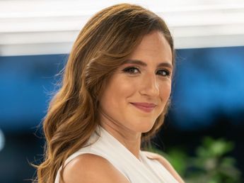 Camisa a rayas con cuello a contraste y pantalón de pinzas: el sofisticado "office look" con el que Carolina Amoroso marcó tendencia desde la redacción