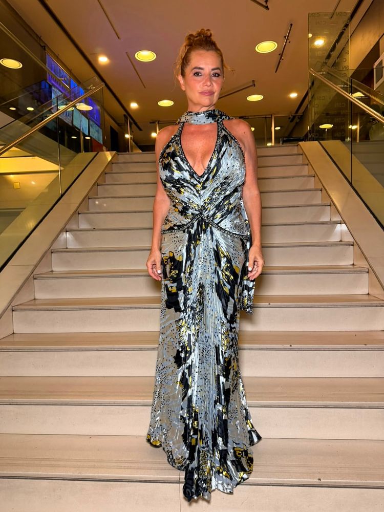 Vestido plisado, estampa abstracta y gargantilla al tono: el sofisticado y brillante look con el que Nancy Pazos cautivó en televisión