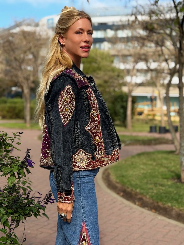Bordados árabes, apliques de pedrería y "total denim" intervenido: el deslumbrante look "boho chic" con el que Nicole Neumann conquistó Instagram