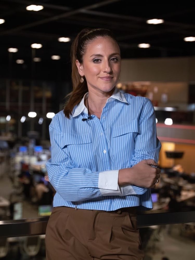 Camisa a rayas con cuello a contraste y pantalón de pinzas: el sofisticado "office look" con el que Carolina Amoroso marcó tendencia desde la redacción
