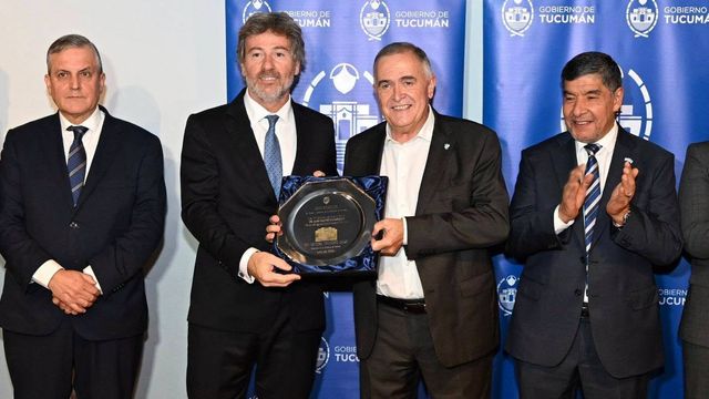 Juan Bautista Mahiques junto al Gobernador Osvaldo Jaldo, el vicegobernador, Miguel Acevedo,Presidente de la Corte Suprema de Tucumán, Daniel Leiva