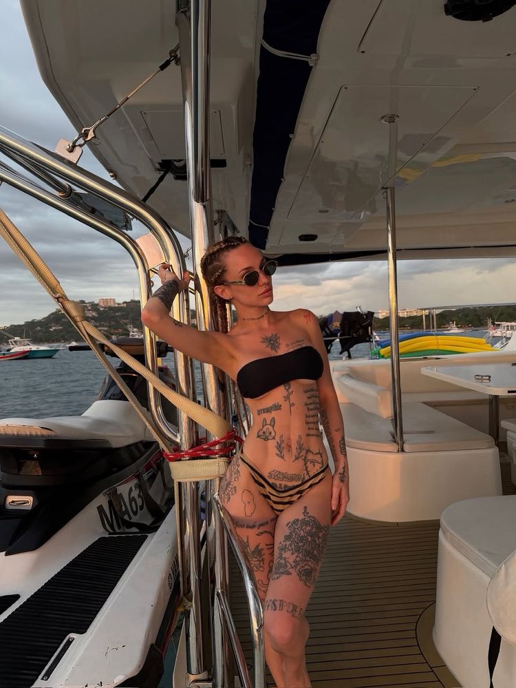Microbikinis, animal print y pañuelos "vintage": la audaz propuesta de alta mar con la que La Joaqui encendió las redes