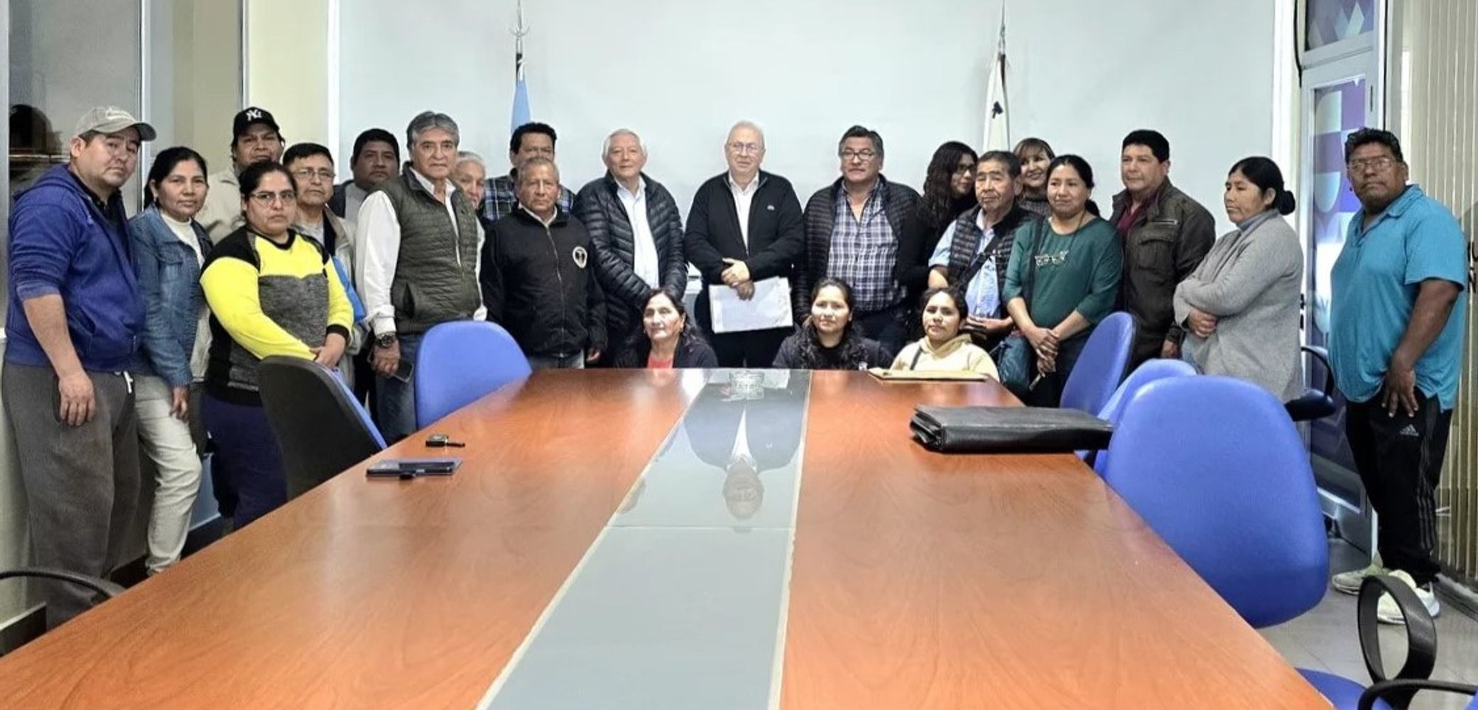 En oficinas de la empresa estatal, el presidente de Agua Potable de Jujuy, Juan Carlos García, recibió al intendente de Perico, Rolando Pascual Ficoseco, acompañado por un grupo de vecinos de los barrios Nuevo Perico y Norte Argentino, que expresaron su agradecimiento por la finalización de la red cloacal pronta a inaugurar.