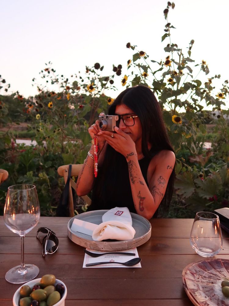 Vestido "cut-out", hebilla futurista y estética "sunset glam": la sofisticada velada de Mia Khalifa
