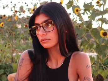 Vestido "cut-out", hebilla futurista y estética "sunset glam": la sofisticada velada de Mia Khalifa
