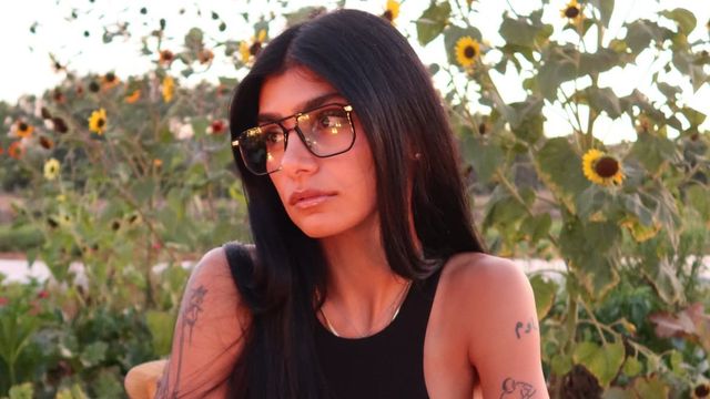Vestido "cut-out", hebilla futurista y estética "sunset glam": la sofisticada velada de Mia Khalifa