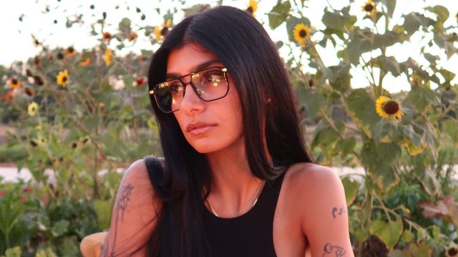 Vestido "cut-out", hebilla futurista y estética "sunset glam": la sofisticada velada de Mia Khalifa