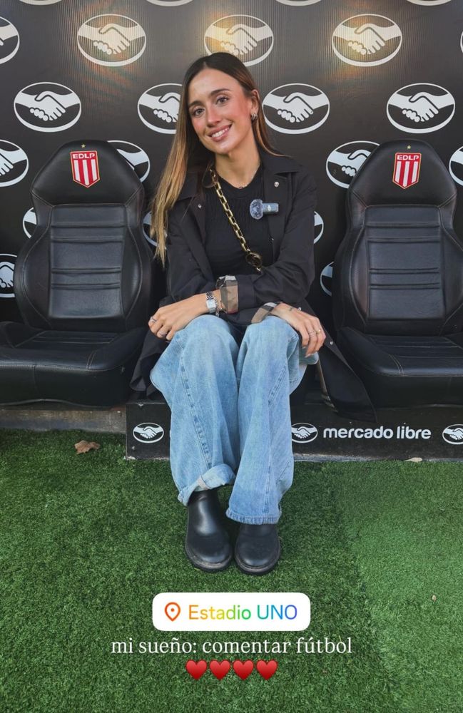 Jean "wide leg", trench con detalles escoceses y botas de cuero: el impecable look "casual chic" de Morena Beltrán en el Estadio UNO