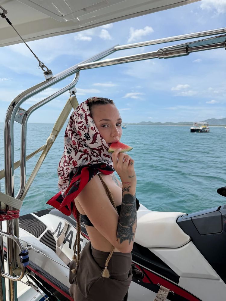 Microbikinis, animal print y pañuelos "vintage": la audaz propuesta de alta mar con la que La Joaqui encendió las redes