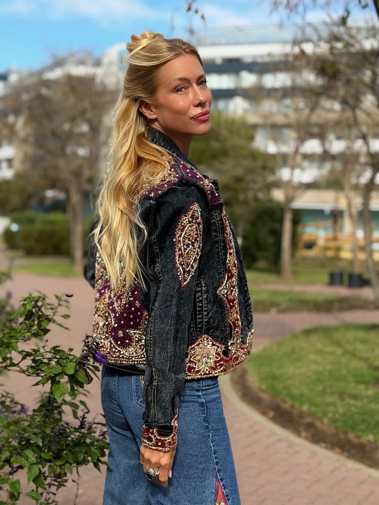 Bordados árabes, apliques de pedrería y "total denim" intervenido: el deslumbrante look "boho chic" con el que Nicole Neumann conquistó Instagram