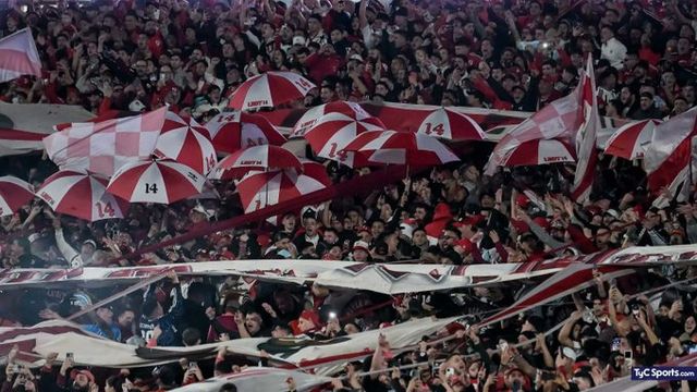 Los hinchas de River reprobaron al equipo, cantaron contra la dirigenica, pidieron que se vayan todos y que vuelva Ramón Díaz.