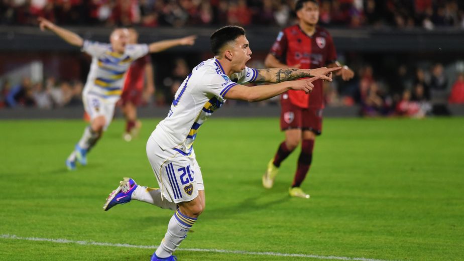 No se vio en TV: el festejo del DT de Boca en el gol para el vibrante empate en Rosario